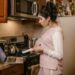 pexels-rdne-stock-project-jeune fille qui cuisine en regardant son pc-3 Recettes de desserts pour la coloc