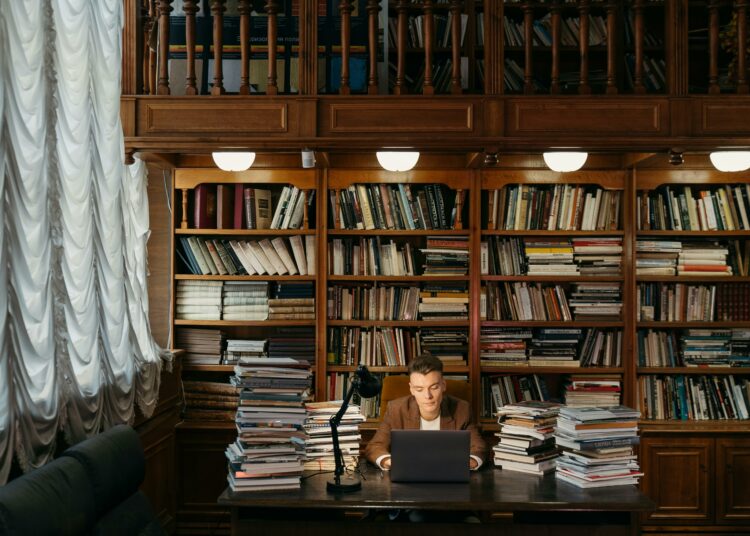 pexels-tima-miroshnichenko-étudiant qui étudie dans une bibliothèque-Les meilleurs endroits pour étudier EN BLOCUS