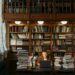 pexels-tima-miroshnichenko-étudiant qui étudie dans une bibliothèque-Les meilleurs endroits pour étudier EN BLOCUS
