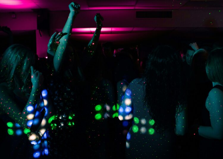 pexels-trinity-kubassek-jeunes en soirée-Top 5 des sorties étudiantes originales à faire