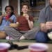 Freepik - Freepik - deux filles et un garçon sur un canapé regardant la tv - Les 6 classiques à voir pour décompresser après un exam