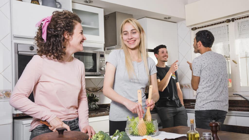 freepik - deux étudiantes qui font la cuisine dans le kiot - 4 recettes à faire dès septembre pour une bonne ambiance au kot