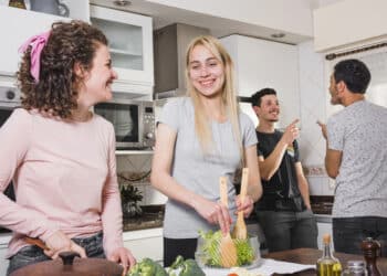 freepik - deux étudiantes qui font la cuisine dans le kiot - 4 recettes à faire dès septembre pour une bonne ambiance au kot