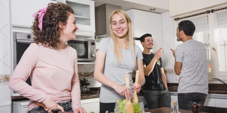 freepik - deux étudiantes qui font la cuisine dans le kiot - 4 recettes à faire dès septembre pour une bonne ambiance au kot