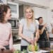 freepik - deux étudiantes qui font la cuisine dans le kiot - 4 recettes à faire dès septembre pour une bonne ambiance au kot