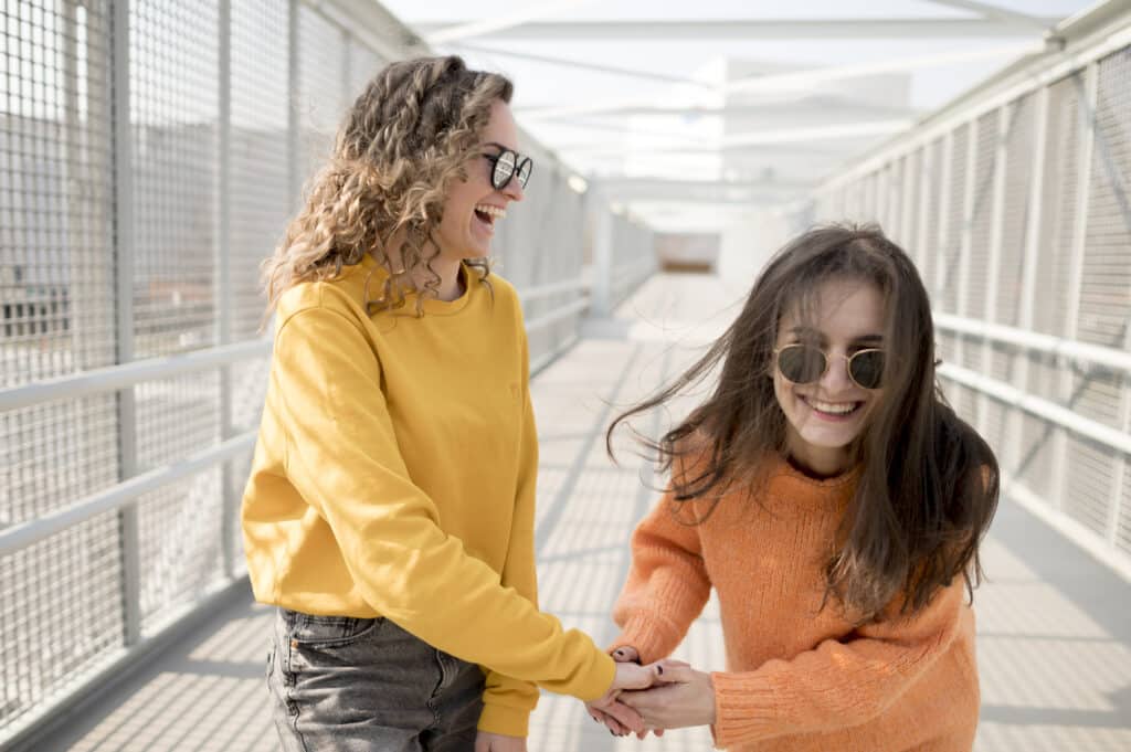 freepik - deux étudiantes qui se disent les choses - Le langage secret des étudiants Comment dire J'ai besoin d'aide sans le dire