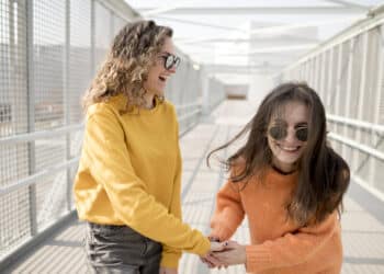 freepik - deux étudiantes qui se disent les choses - Le langage secret des étudiants Comment dire J'ai besoin d'aide sans le dire