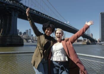 freepik - jeunes a new york - Effectuer un stage à l’international une fois diplômé, et pourquoi pas