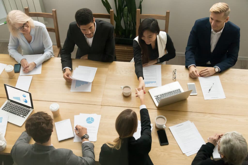 freepik - yanalya - groupe de personnes en costume autour d'une table - Les coalitions politiques en Belgique comment se forment elles