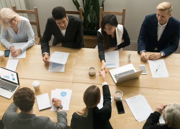 freepik - yanalya - groupe de personnes en costume autour d'une table - Les coalitions politiques en Belgique comment se forment elles