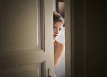 pexels-adrienn-fille qui ouvrent une porte-Top 10 des excuses pour que tes parents n’entrent pas dans ton kot