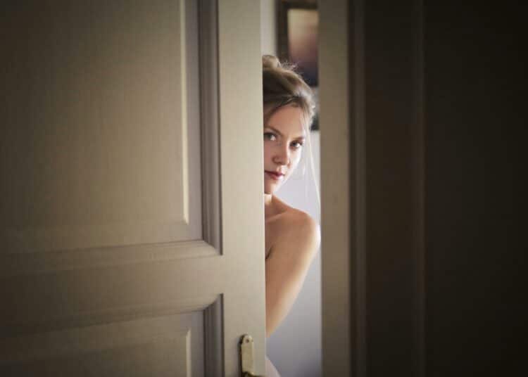 pexels-adrienn-fille qui ouvrent une porte-Top 10 des excuses pour que tes parents n’entrent pas dans ton kot