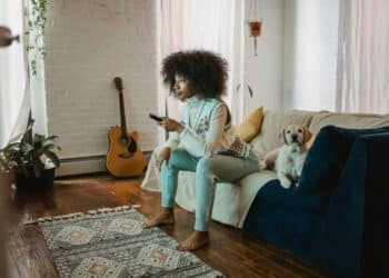 pexels-andres-ayrton- 6 dingen voor kotstudenten die met vrienden naar de Olympische Spelen kijken