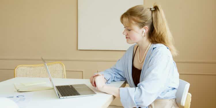 pexels-artempodrez- étudiante qui essaie de se concentrer - 6 éléments de ton quotidien qui t’empêche de te concentrer