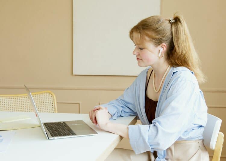 pexels-artempodrez- étudiante qui essaie de se concentrer - 6 éléments de ton quotidien qui t’empêche de te concentrer