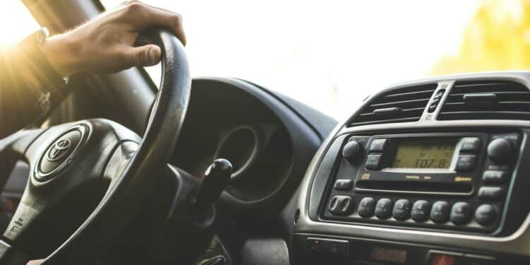 pexels-blitzboy-volant de voiture-Top 6 des raisons de bosser son permis pendant les vacances