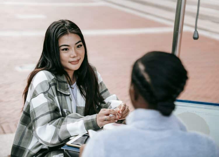 pexels-charlotte-may-étudiante qui discute de ses droits - Comment faire valoir ses droits d’étudiant