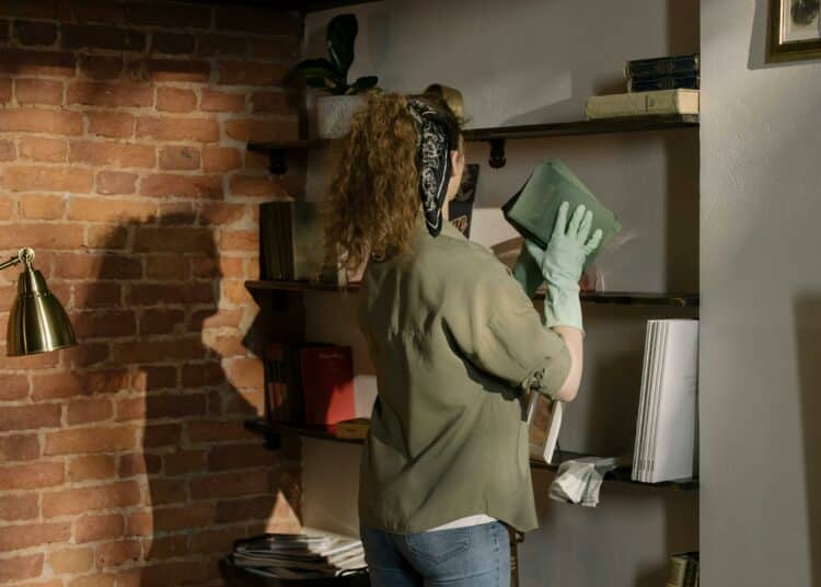 pexels-cottonbro-femme en chemise verte qui range-Comment ranger efficacement son kot