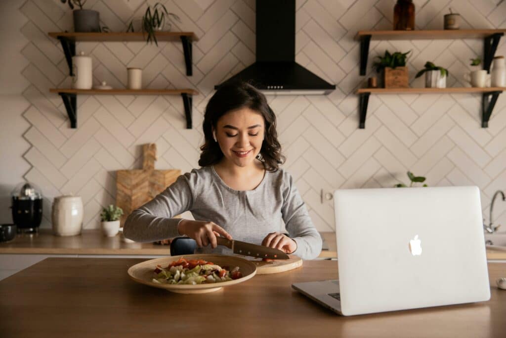 pexels-ekaterina-bolovtsova-fille qui cuisine chez elle-Top 5 des longs plats à faire si tu t’ennuies