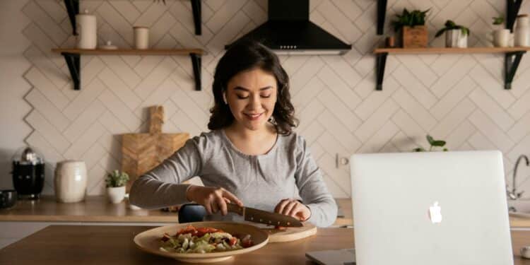 pexels-ekaterina-bolovtsova-fille qui cuisine chez elle-Top 5 des longs plats à faire si tu t’ennuies