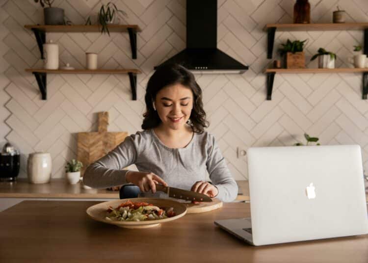 pexels-ekaterina-bolovtsova-fille qui cuisine chez elle-Top 5 des longs plats à faire si tu t’ennuies