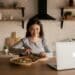 pexels-ekaterina-bolovtsova-fille qui cuisine chez elle-Top 5 des longs plats à faire si tu t’ennuies
