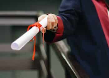 pexels-ekrulila-main qui donne un diplôme-Comment bien fêter son diplôme