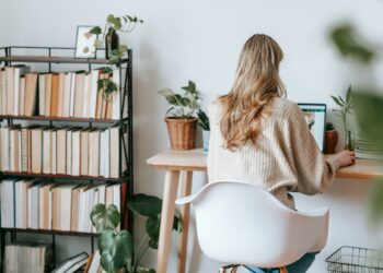 pexels-george-milton-fille qui est assise à son bureau-Savoir gérer le stress de l’attente de tes résultats d’examens