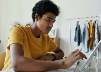 pexels-julia-m-cameron-étudiant sur sa tablette-4 obligations qu’on a en tant qu’étudiant