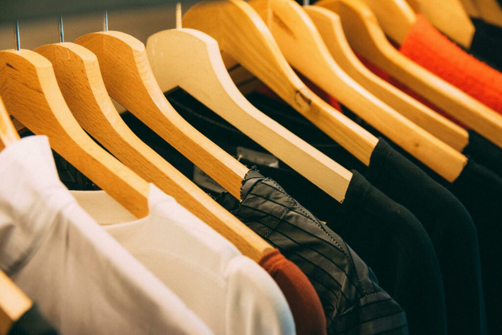 pexels-kai-pilger-rangée de ceintres-Pourquoi ne pas renouveler ta garde-robe trop souvent