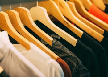 pexels-kai-pilger-rangée de ceintres-Pourquoi ne pas renouveler ta garde-robe trop souvent