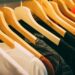 pexels-kai-pilger-rangée de ceintres-Pourquoi ne pas renouveler ta garde-robe trop souvent