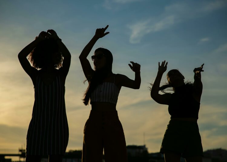 pexels-kampus-production-filles qui profitent du soleil en dansant-Que faire en attendant tes résultats d’examens