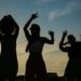 pexels-kampus-production-filles qui profitent du soleil en dansant-Que faire en attendant tes résultats d’examens