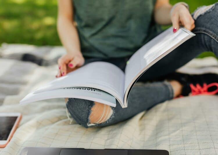 pexels-karolina-grabowska-étudiante qui étudie dehors-5 Astuces pour te motiver pour la seconde session