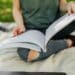 pexels-karolina-grabowska-étudiante qui étudie dehors-5 Astuces pour te motiver pour la seconde session