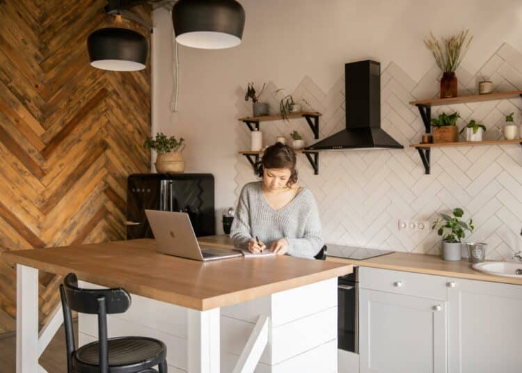 pexels-katrin-bolovtsova-étudiante qui travaille sur son ordinateur-Comment créer un bon planning