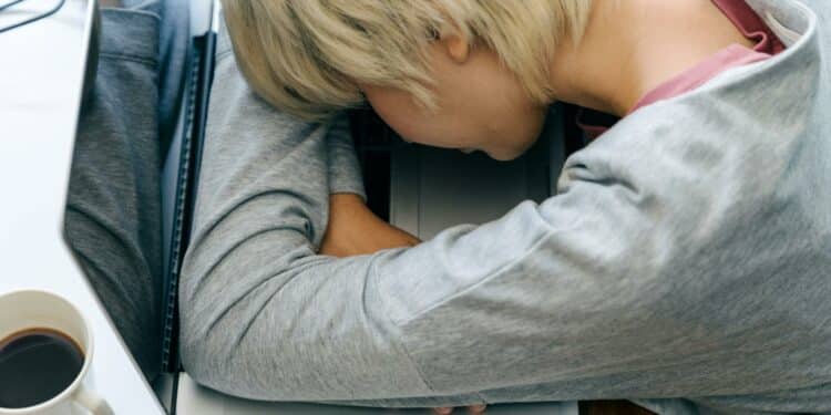 pexels-ketut-subiyanto-fille qui dors sur son ordinateur-Comment expliquer à tes amis en vacances que tu es en période d'examens