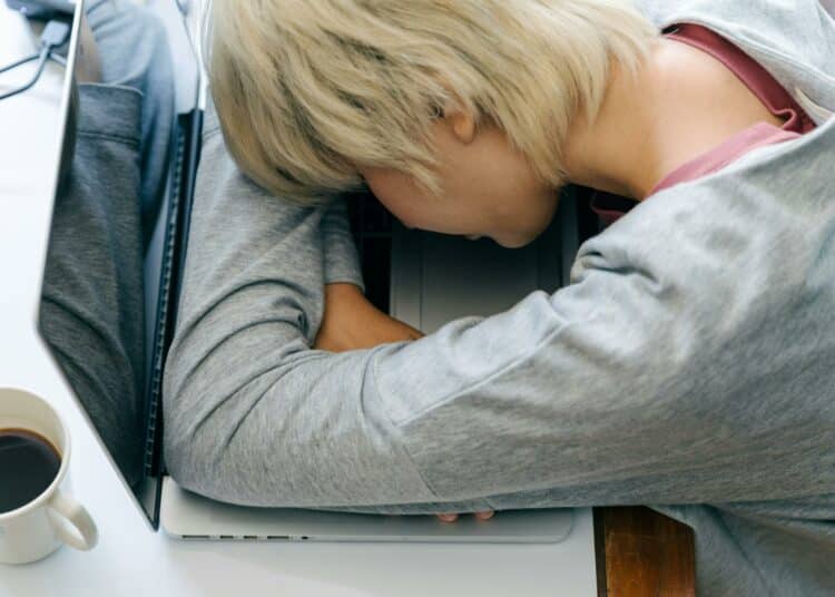 pexels-ketut-subiyanto-fille qui dors sur son ordinateur-Comment expliquer à tes amis en vacances que tu es en période d'examens