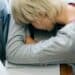 pexels-ketut-subiyanto-fille qui dors sur son ordinateur-Comment expliquer à tes amis en vacances que tu es en période d'examens