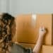 pexels-ketut-subiyanto-fille qui écrit sur des cartons de déménagement-Comment déménager de kot quand on est étudiant