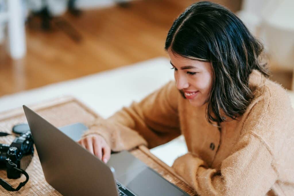 pexels-liza-summer-étudiante qui cherche des informations sur le vote - Élections 2024 les compétences de chaque niveau politique