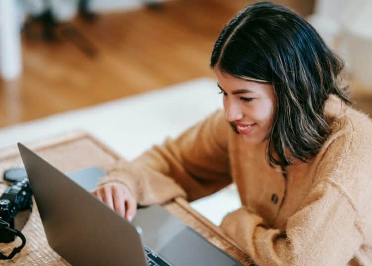 pexels-liza-summer-étudiante qui cherche des informations sur le vote - Élections 2024 les compétences de chaque niveau politique