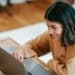 pexels-liza-summer-étudiante qui cherche des informations sur le vote - Élections 2024 les compétences de chaque niveau politique