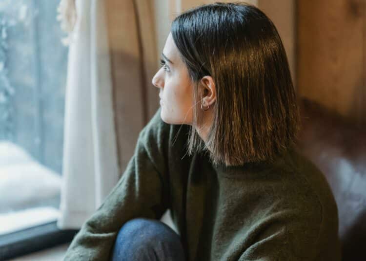 pexels-liza-summer-fille qui regarde par la fenêtre-Que faire sur ton campus si tu te sens seul pendant les vacances