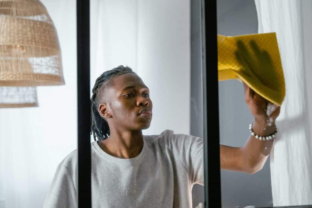 pexels-mart-production-homme qui nettoie-Comment organiser un nettoyage intégral de votre coloc