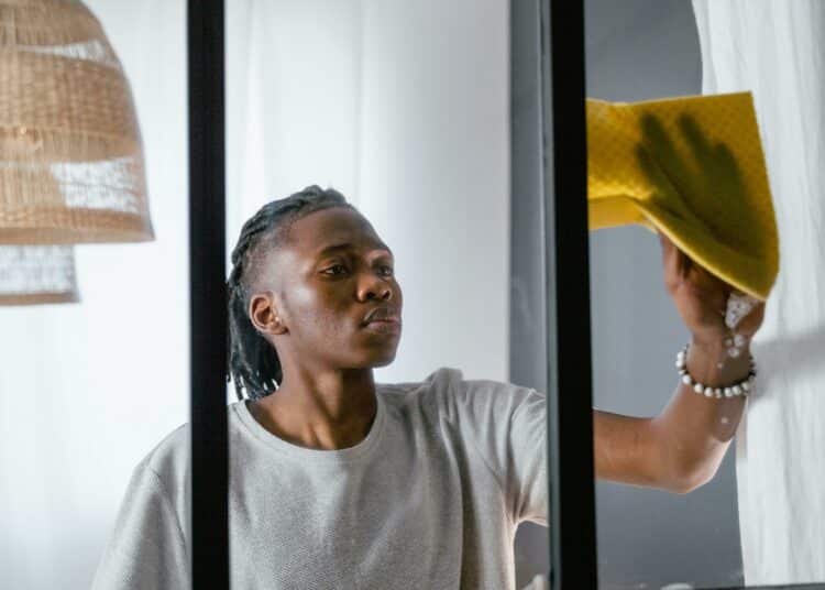 pexels-mart-production-homme qui nettoie-Comment organiser un nettoyage intégral de votre coloc