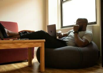 pexels-nappy-homme qui travaille sur son canapé-C’est quoi l’Ikigai, et comment bien s’orienter