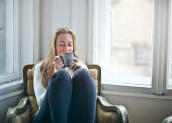 pexels-olly-étudiante qui boit du café-Rester au kot ou chez tes parents pendant les vacances avantages et inconvénients