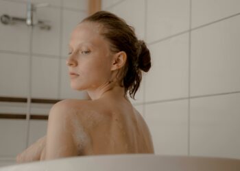 pexels-ron-lach-étudiante qui prend un bain - 3 raisons de ne plus prendre de bain